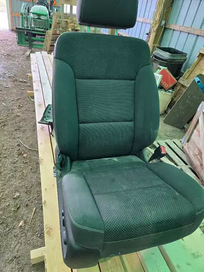 10 way power seat. Silverado, $100 obo. Call or text 519 870 3248