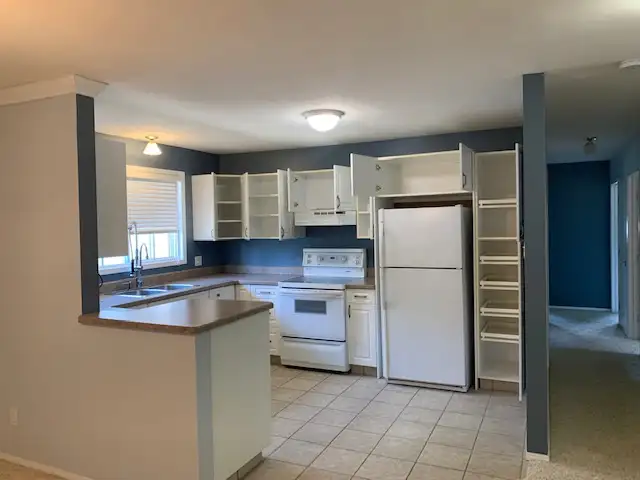 BEAUTIFUL 3 BEDROOM 2 BATH 2 YARDS WITH LARGE GARAGE BY RIVER in Long Term Rentals in Saskatoon - Image 7