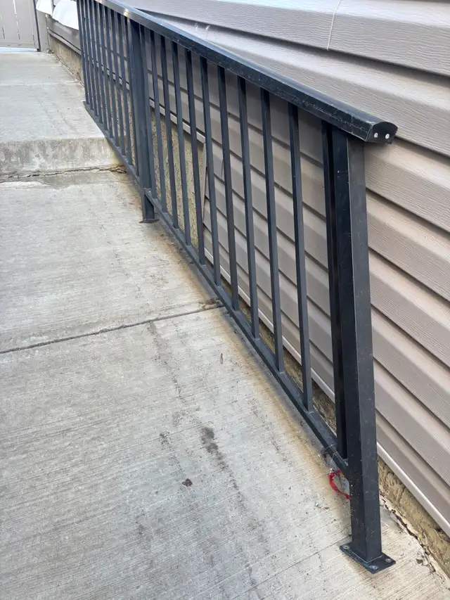 Single Black Aluminum Deck Railing 10/11 Step Stairs