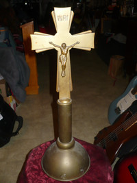 Crucifix sur pied en laiton