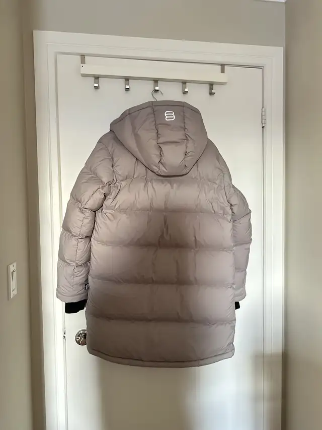 Aritzia The Super Puff-Mid (Ashen) in Women's - Tops & Outerwear in City of Toronto - Image 5