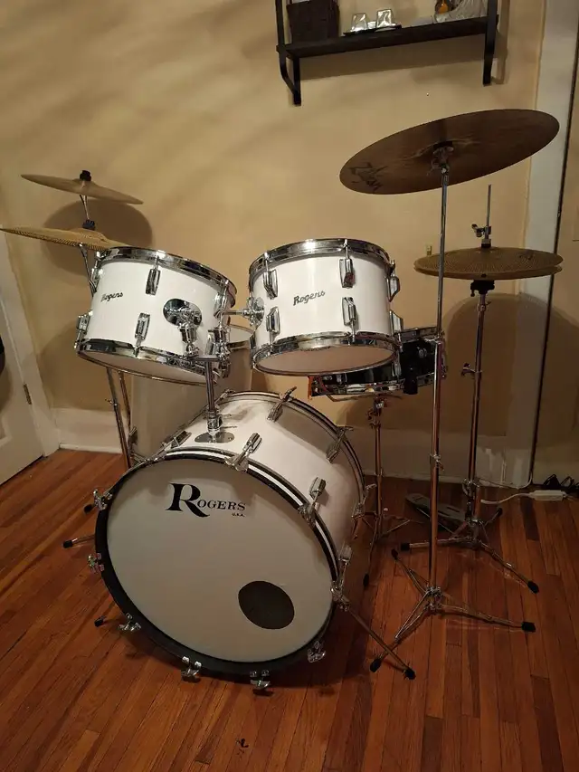 DRUMMER AVAILABLE586013110730772482