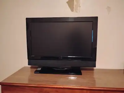 Nothing wrong with it. Picture resolution is 1080p. Comes with original remote.