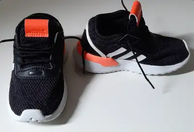 Toddler girls' sneakers (size 6.5), View more