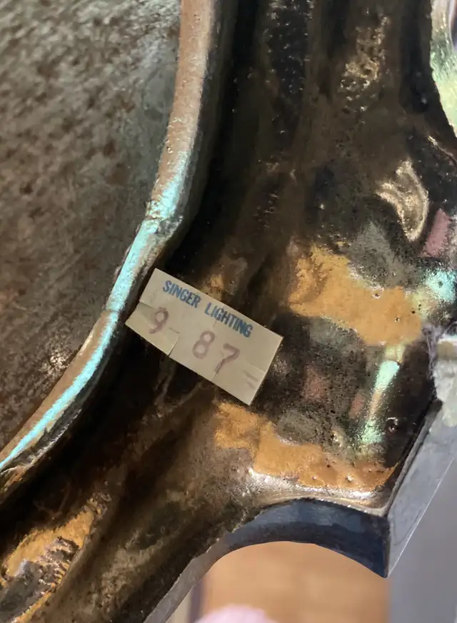 Vintage Real Brass and Ceramic Table Lamp - Heavy (works) in Indoor Lighting & Fans in Oakville / Halton Region - Image 9