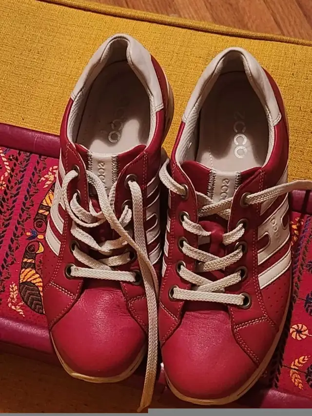 Ecco women's sneakers in Women's - Shoes in City of Toronto - Image 4