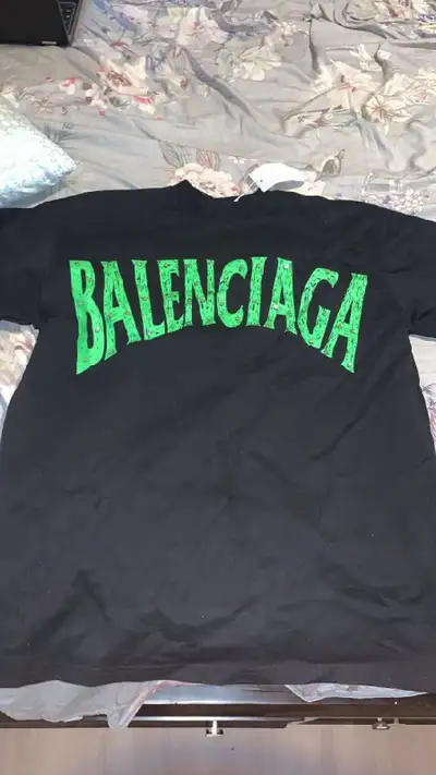 T-shirt de bonne qualiter avec une marque de vetement populaire le prix est negociable Taille- 4xl
