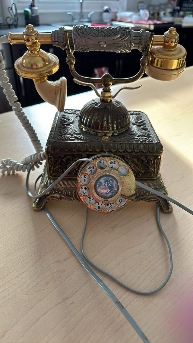 Antique Telephone in Arts & Collectibles in Barrie