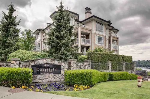 $3,950 / 3br - 1,361 sq ft — Corner Penthouse | 3 Bed, 2 Bath, Den | 2 Parking | Pet Friendly (Raven...