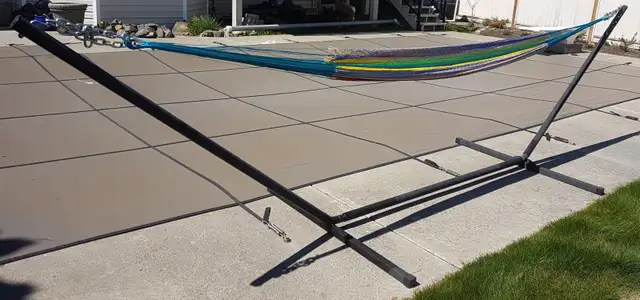 Vivere Canada Steel 3-Beam Hammock Stand with Mayan Hammock in Patio & Garden Furniture in Kamloops - Image 3