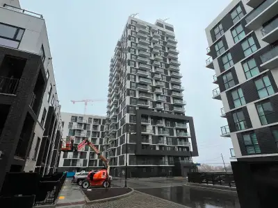 Condo Apartment 1 B + 1D Available Immediately in Oakville