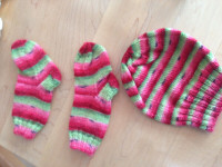 Ensemble tricot chapeau et chaussettes NEUF