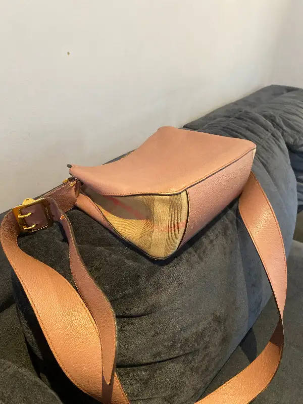 Burberry back good condition in Women's - Bags & Wallets in Markham / York Region - Image 4
