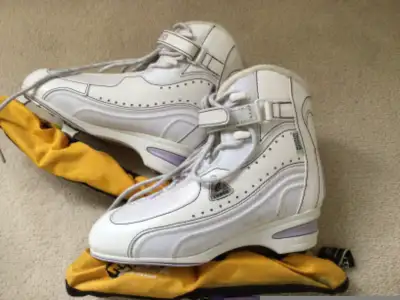 Ice skates: Cameo (size 7), View more