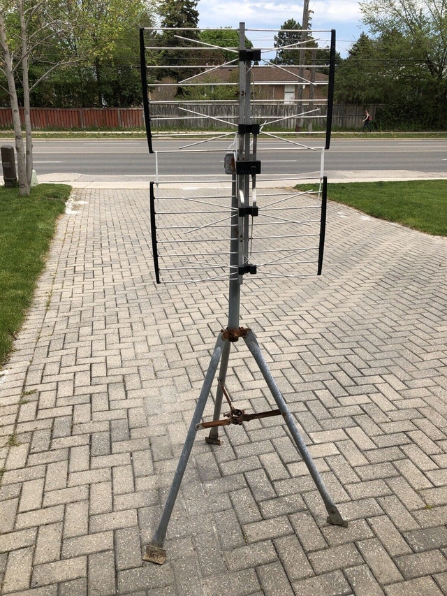 OTA HD TV with Channel Master 4Bay Antenna, Tripod, Coaxial Video