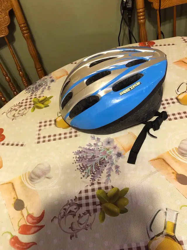 casque de vélo de marque Supercycle  pour adolescents  in Kids in Longueuil / South Shore - Image 2