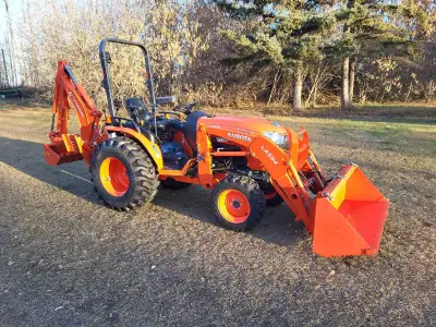 2018 Kubota B2650 tractor with B77 backhoe attachment also comes with pallet forks. This tractor is...