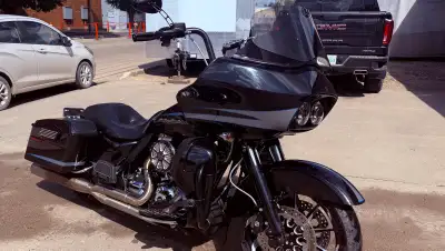 2013 Road glide ultra 120r Quick detach trunk Just got back from Sturgis 37000 km Upgraded stereo Le...