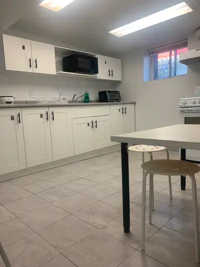 New room $800 All included in a 3 bedroom apt (Dundas/Ossington)