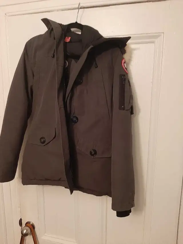 Canada goose in Women's - Tops & Outerwear in Saint John - Image 2