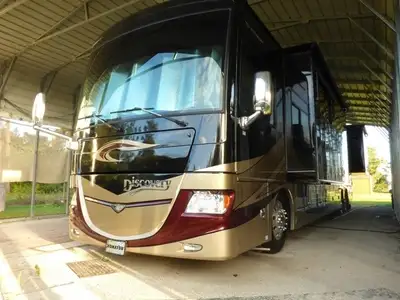 This beautiful 2011 Fleetwood Discovery 42C tag-axle Class A motorhome features an 8.3l / 380hp / 10...