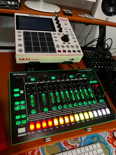 Roland TR8 Drum Machine w. Effects & Sidechain Compression, View more