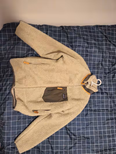 Cream-coloured men's size medium Patagonia Retro Pile Fleece jacket. Features a zipper closure and m...