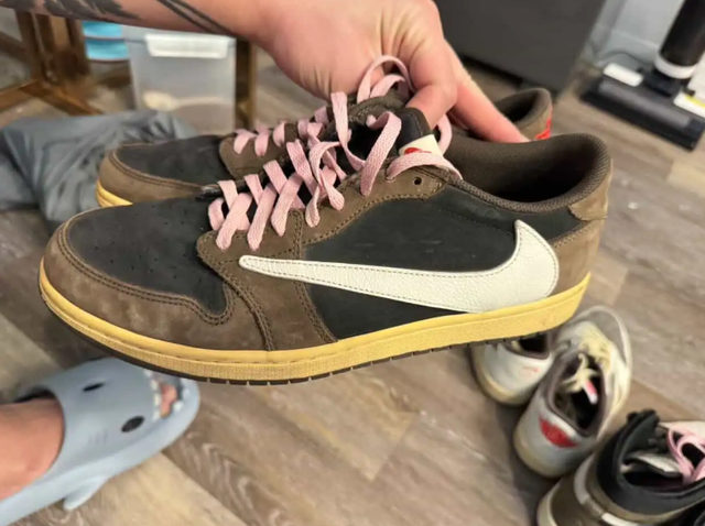 Jordan 1 Retro Low OG SP Travis Scott Mocha in Men's Shoes in City of Toronto - Image 2
