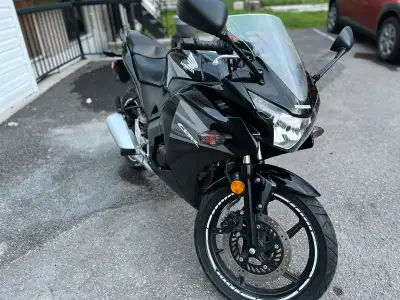 Je vends ma Honda CBR 125r 2012, une moto idéale pour les débutants, avec un moteur de 125cc, parfai...