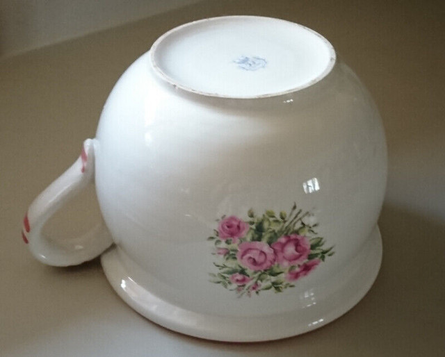Vintage Original Keramic Cup Flower Pot/ Planter with Pink Roses in Arts & Collectibles in Oshawa / Durham Region - Image 2