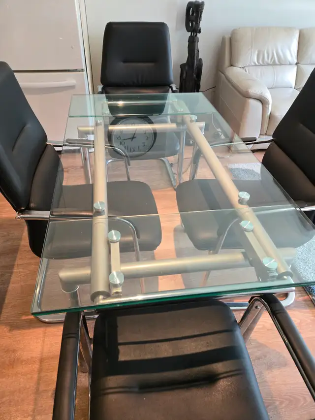 Extendable Glass Dining Table & 4 Chairs in Dining Tables & Sets in City of Halifax - Image 2