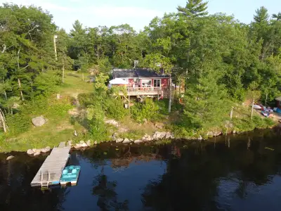 Excellent spot. Amazing 3 bedroom waterfront cottage only few feet from the lake with a large deck w...