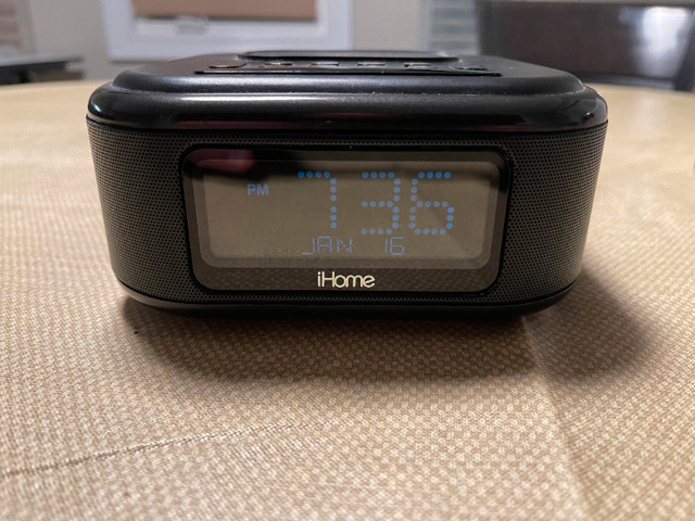 iHome iBTW23 Wireless Charging Bluetooth Alarm Clock in General Electronics in Markham / York Region - Image 2