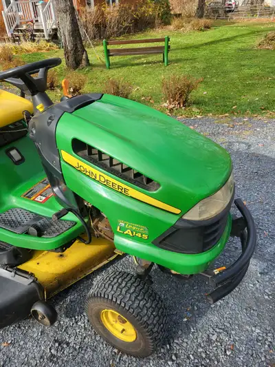 Tracteur à gazon JOHN DEERE LA 145, View more