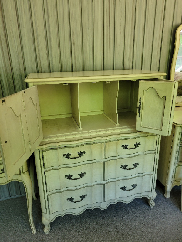 Vintage French Provincial white bedroom set. in Dressers & Wardrobes in Trenton - Image 4