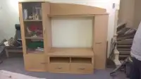 Meuble télé avec bibliothèque en bois clair