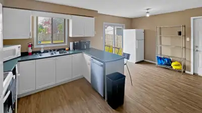 5 min walk to Fanshawe College, 5 Beds - 3 Baths for Rent 1-May, View more