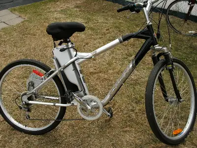 2 VÉLOS-BICYCLES COMME NEUF.(1) ÉLECTRIQUE SCHWINN IZIP VINTAGE GRIS-GRAY. ROUES 26''X2.0 $425,00 FE...