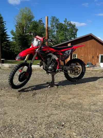 Full built 2022 crf250r! Hours-73 Parts list: -Full fmf system - Hinson clutch kit -skda seat cover...