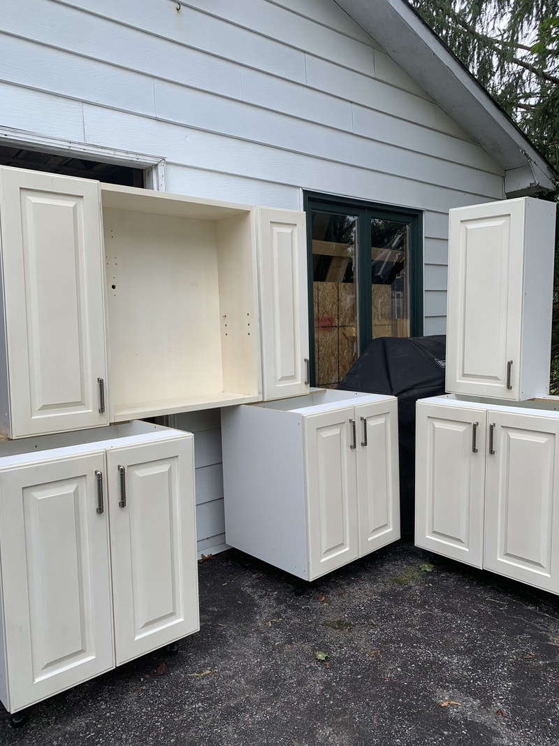 Modern kitchen + cupboards & Countertops Kawartha