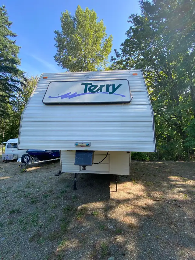 5TH WHEEL TRAILER FOR SALE OR RENT , DAILY / WEEKLY OR MONTHLY in Travel Trailers & Campers in Campbell River - Image 2