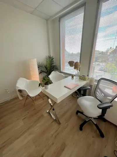 Peaceful Downtown Oakville office and waiting room- ideally seeking an RMT or similar; Looking to sh...