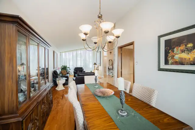 VINTAGE DINING ROOM SET in Dining Tables & Sets in Laval / North Shore - Image 4