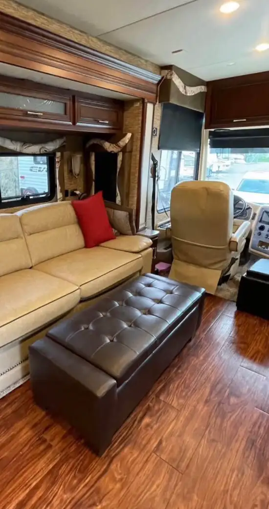 2017 Newmar Canyon Star 35’ Class A – 3 Slides, Solar, New Tires in RVs & Motorhomes in Kamloops - Image 6