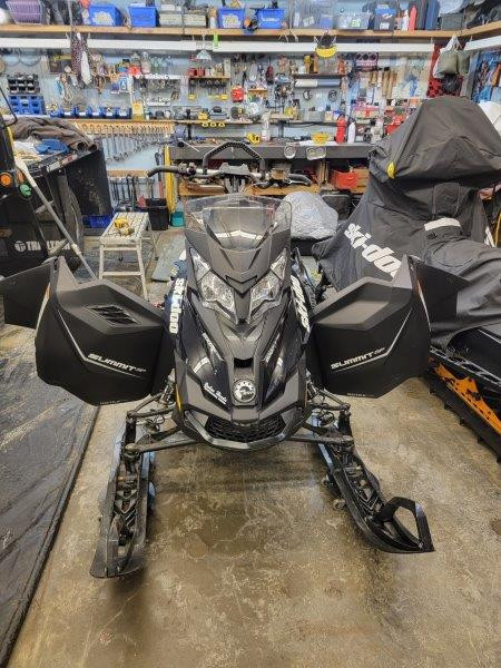 two 2014 SUMMIT skidoos for sale: JUST LIKE NEW in Snowmobiles in Whitehorse - Image 2