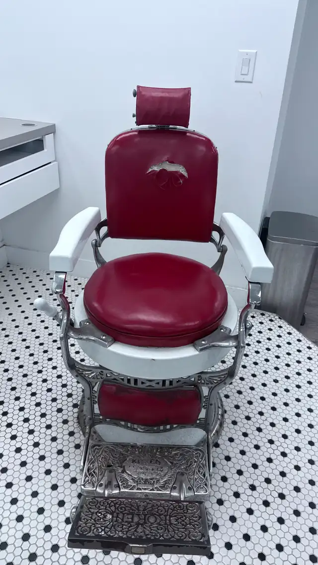 VINTAGE BARBER CHAIR FOR SALE! in Other in Mississauga / Peel Region - Image 2