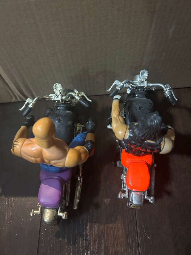 Goldberg and sting on motorcycles  dans Art et objets de collection  à Kingston - Image 4