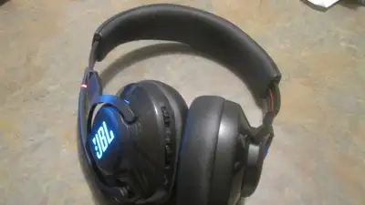 JBL Quantum 400 Wired Over-Ear Gaming Headset - Black in like new condition