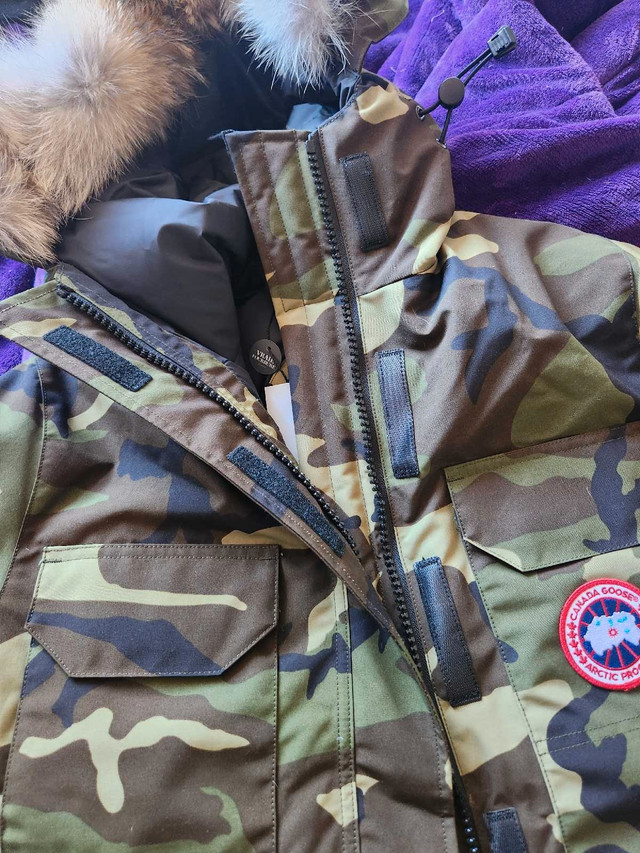 Canada Goose Women Expedition camo Parka - Xs in Women's - Tops & Outerwear in City of Toronto - Image 3