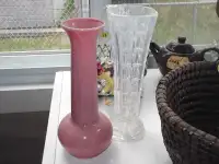 Petit vase rose ou clair en plastique
